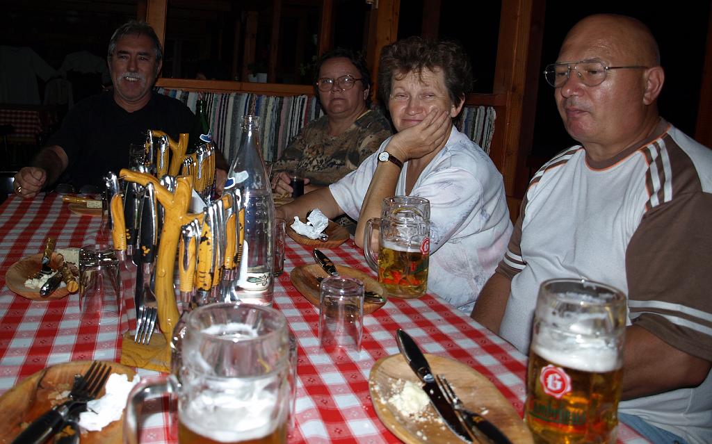 Erdély_2008_100.jpg - a kaja után jókedvűen.