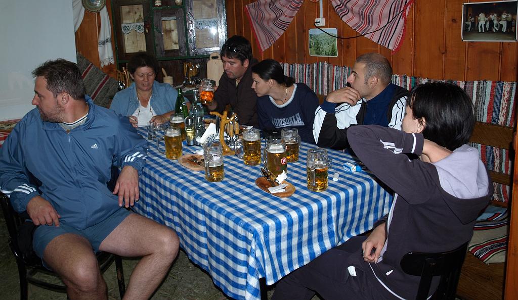 Erdély_2008_101.jpg - itt mindenki sörözött.