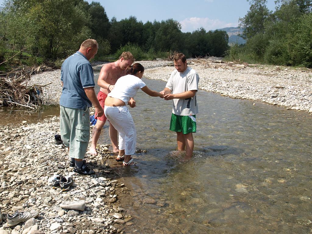 Erdély_2008_153.jpg - lábmosás a Hidegségben.