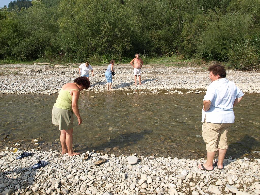 Erdély_2008_161.jpg - Magdi is lubickolni készülődik.