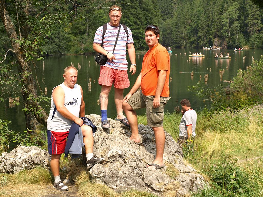 Erdély_2008_180.jpg - a fiúk megmászták a sziklát.