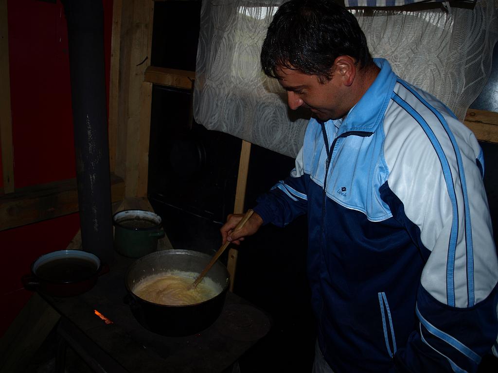 Erdély_2008_216.jpg - készül a bálmos.