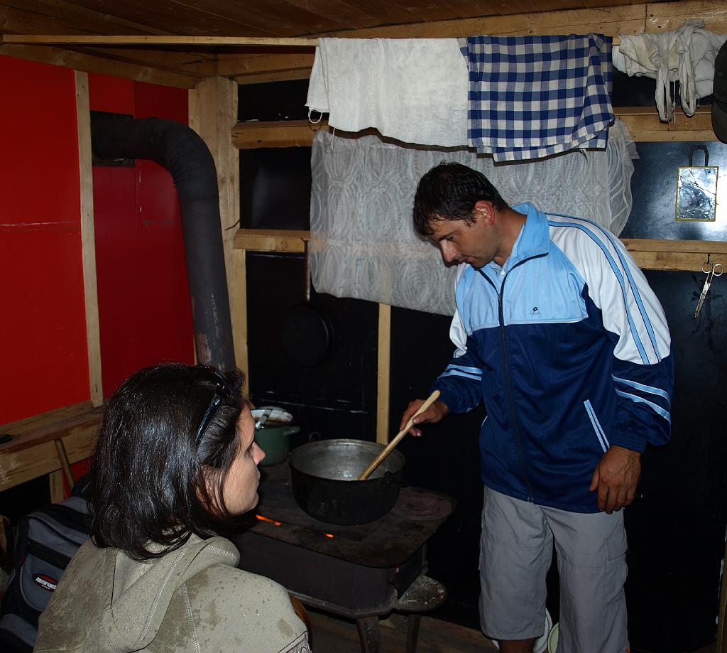 Erdély_2008_222.jpg - készül a bálmos.