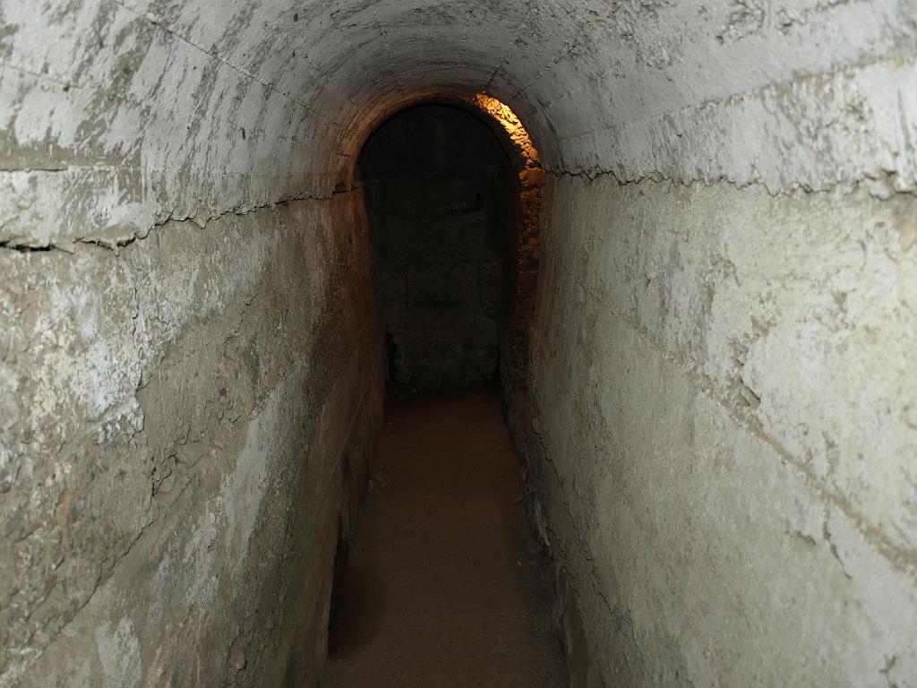 Erdély_2008_279.jpg - az átjáró a két géppuskafészek között.