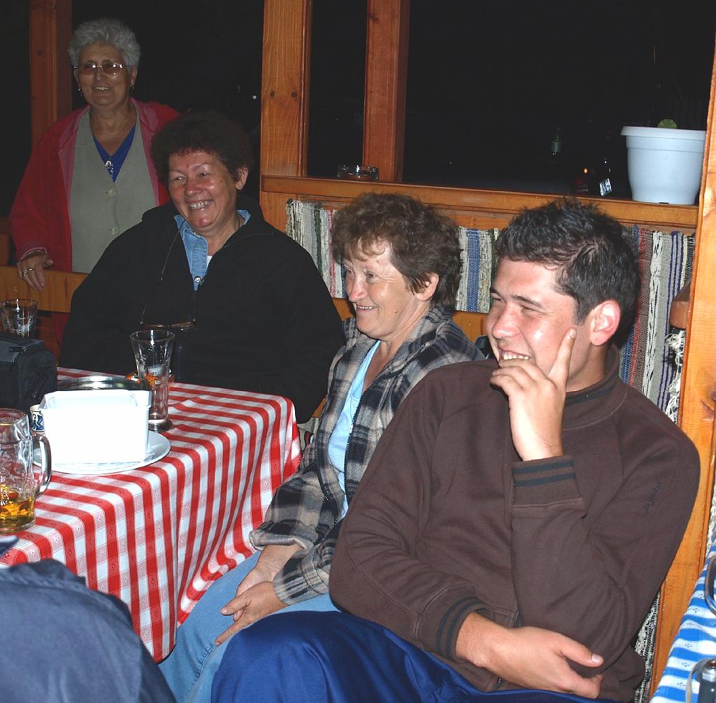 Erdély_2008_304.jpg - a többiek hallgatják.