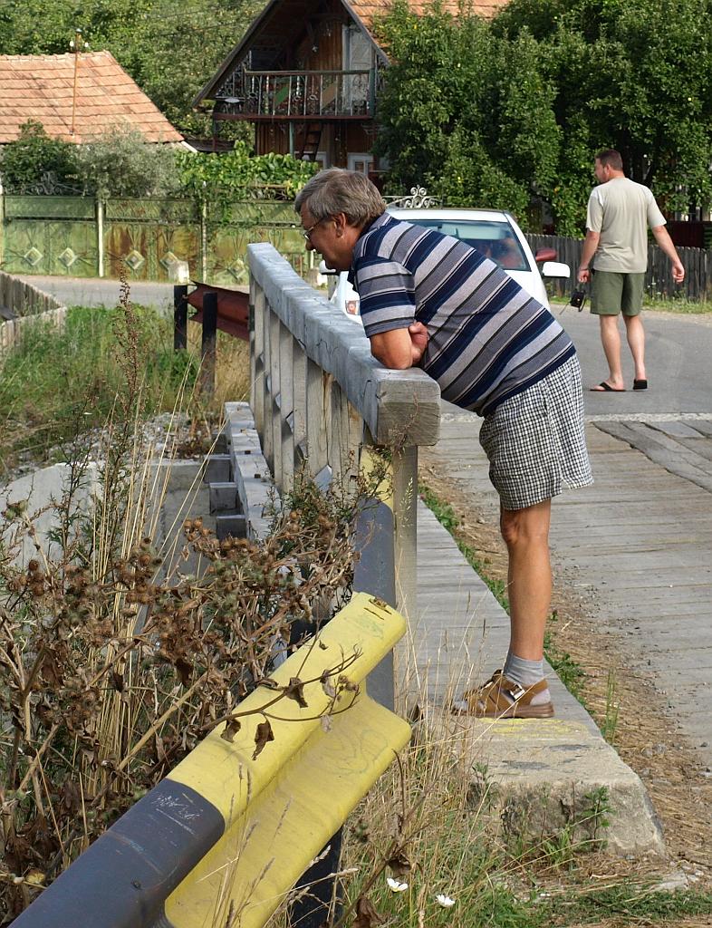 Erdély_2008_309.jpg - Matyi várja, hogy elmenjen a vonat és indulhassunk.