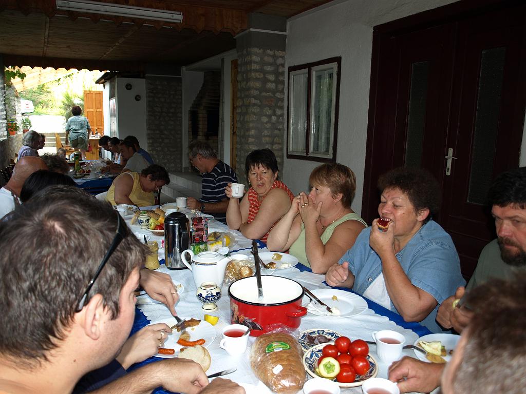 Erdély_2008_65.jpg - már mindenki felébredt és reggelizik.