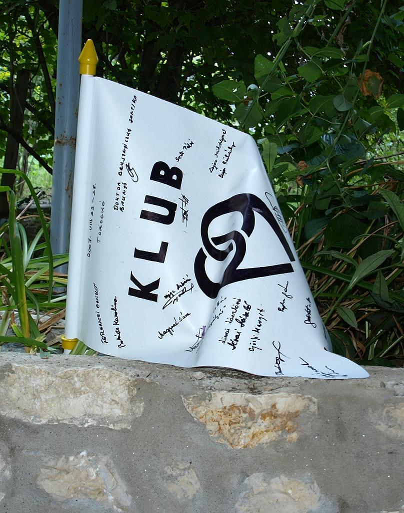 Erdély_2008_71.jpg - a klubzászló egy kicsit viseltes.