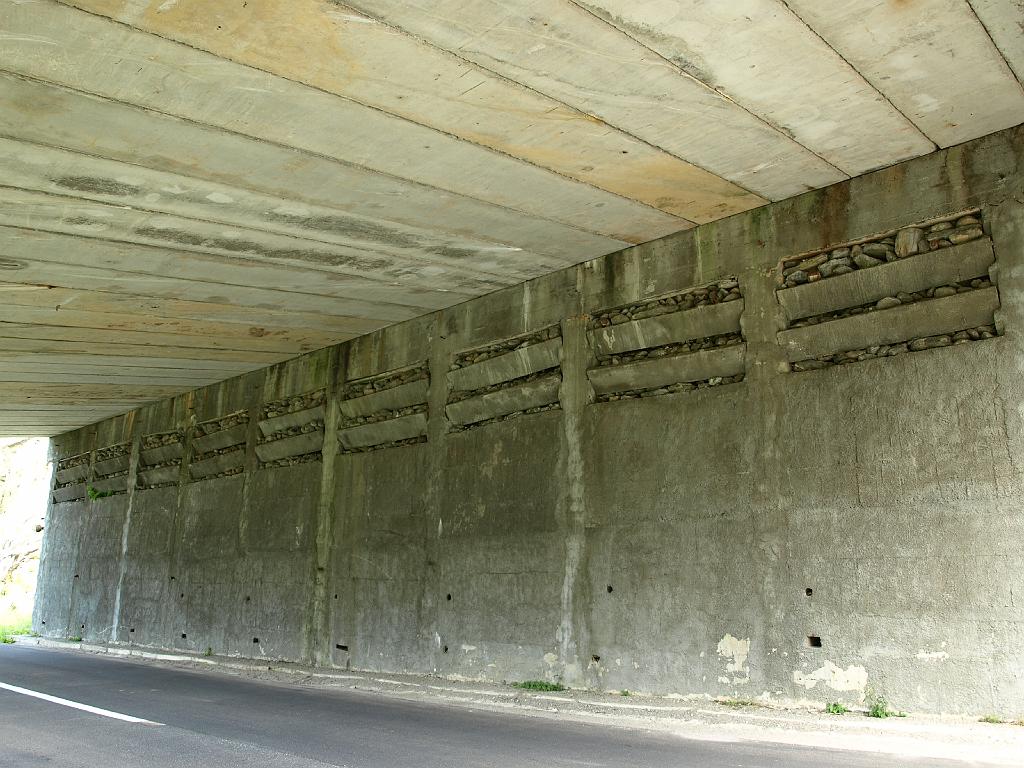 Erdély_2008_80.jpg - a Transzfogarasi út egyik kőomlás ellen védő betonőrülete alulról a'la mikulás csauseszku.