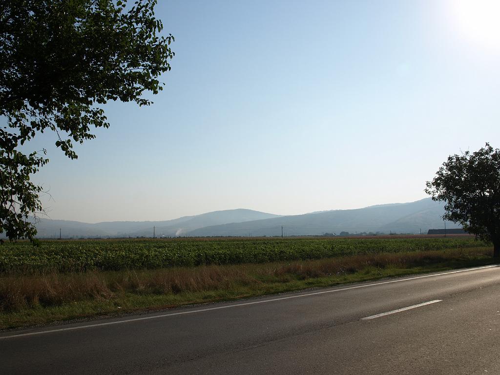 Erdély_2008_9.jpg - kezdődnek a hegyek.