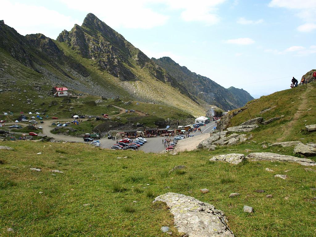 Erdély_2008_91.jpg - a tó környéki parkoló.
