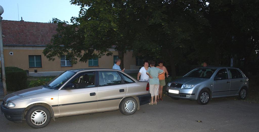 p7240713.jpg - gyülekező a Művház előtt, indulás 5:00- kor.