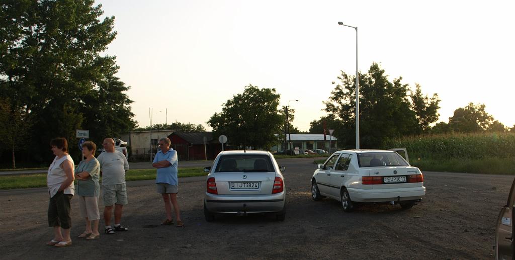 p7240715.jpg - Csorváson teletöltöttük a tankokat és a lovak közé csaptunk.