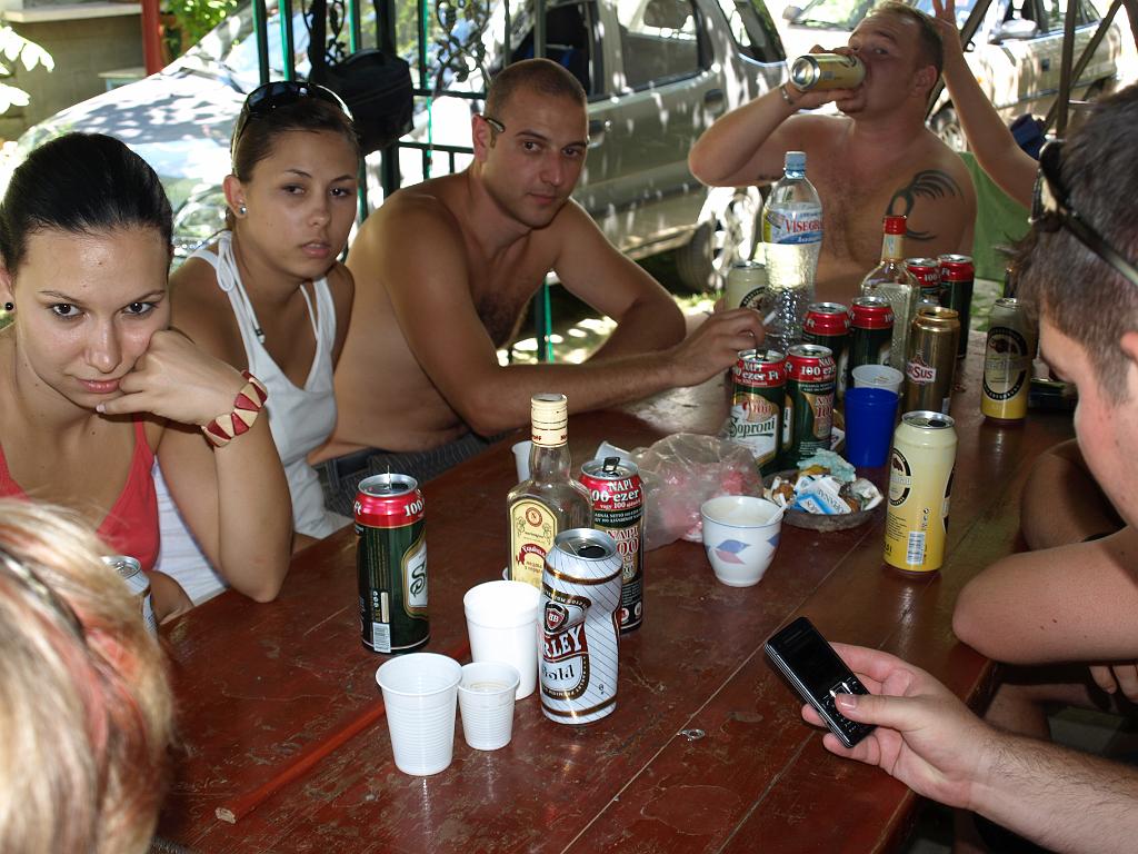 p7240755.jpg - Várasfenesen Boros Péteréknél aludtak a "tapasztaltabbak", a juniorok Miklós Erzsébetéknél. érkezés után a teljesen kiszáradt vezetők folyadék utánpótlása történik éppen.