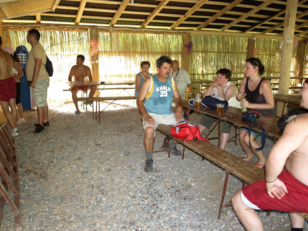 p7240793.jpg - rövid pihenő a falu szélén, a 28- tól tartandó EKE vándortábor színhelyén.