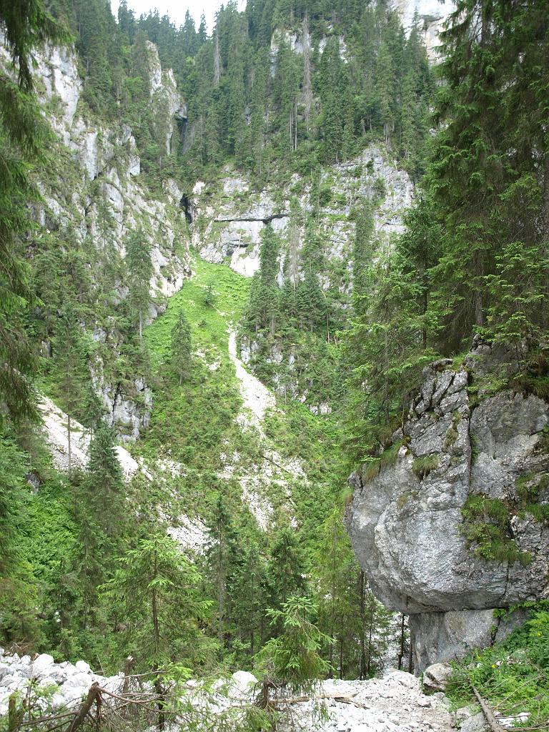 p7251068.jpg - a Csodavát szklafalai.