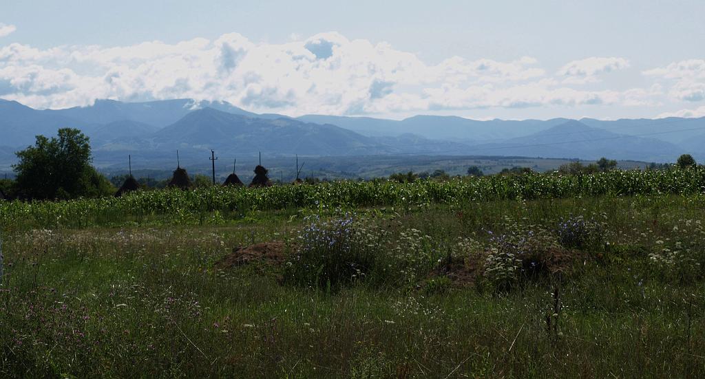 p7261237.jpg - a felhők mögött rejtőzik a medvebarlang /Kiskoh község mellett/