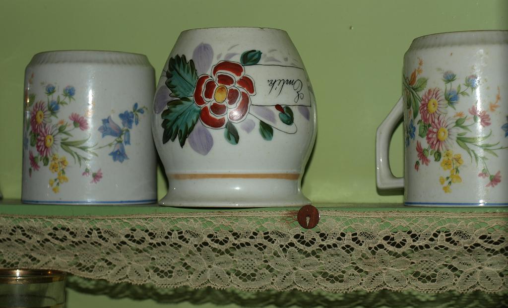 p7261477.jpg - régi festett bögrék.