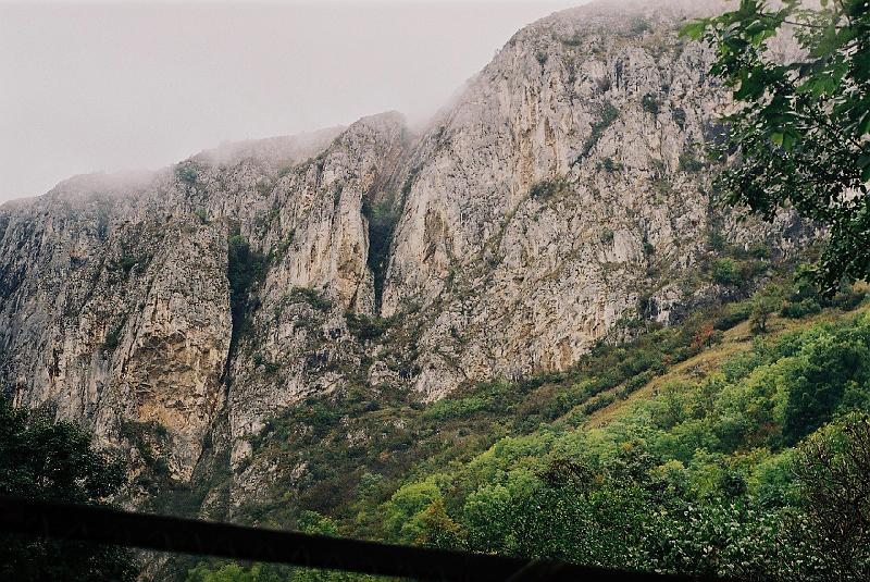 Erdély_2004_27.JPG - a hasadékban.