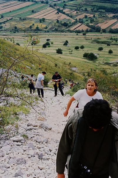 Erdély_2004_3.JPG - a Székelykő aljában.