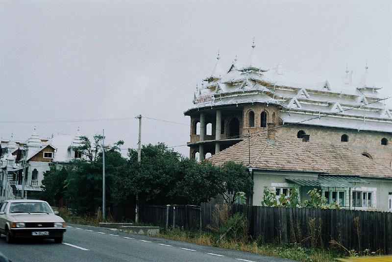 Erdély_2004_49.JPG - Bánffyhunyad, "csodálatos" bádogtetők.