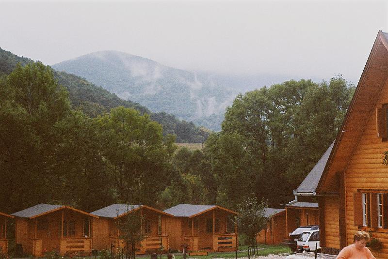 Erdély_2004_51.JPG - a Torockói Gyopár panzió faházai.