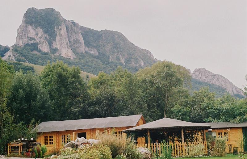 Erdély_2004_56.JPG - a Gyopár, háttérben a Székelykő.