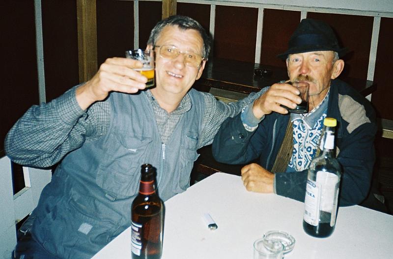 Erdély_2004_81.JPG - Matyika Györke apóval poharazgat Torockószentgyörgyön.