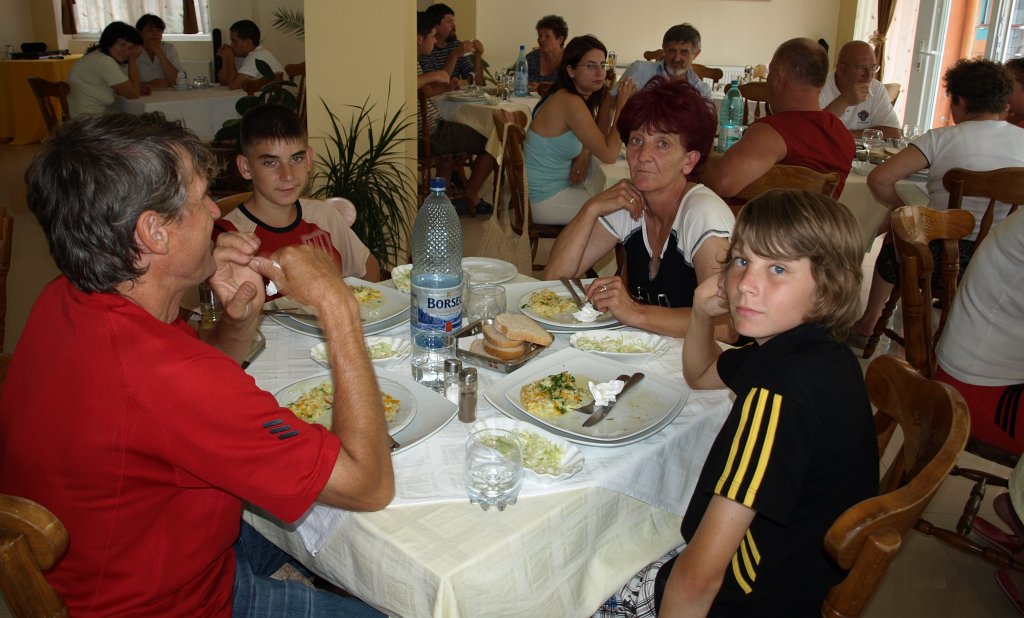 112.JPG - Ebéd közben.