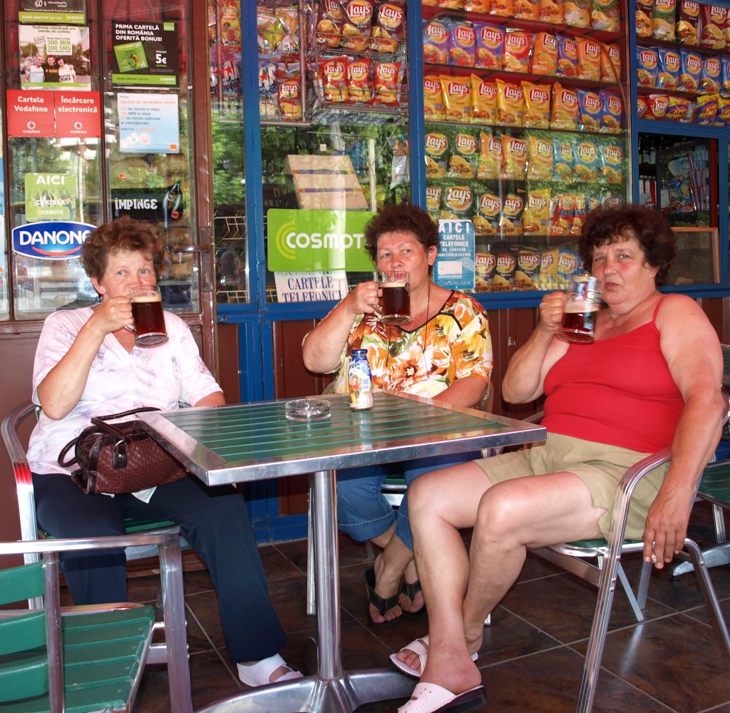 163.JPG - A lányok nyomják a barnasört.