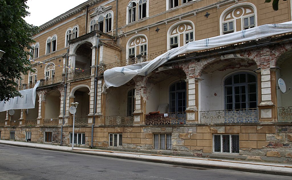 186.JPG - Erre az épületre is ráfér már egy kis tatarozás!