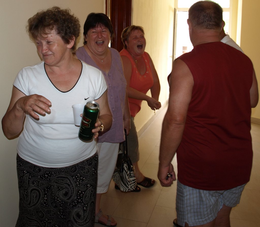 73.JPG - A lányok örültek, hogy végre a sofőrők is olthatják mérhetetlen szomjukat!