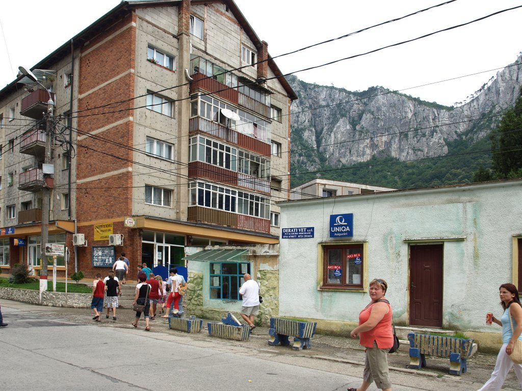 75.JPG - Elindulunk felderíteni a környéket.