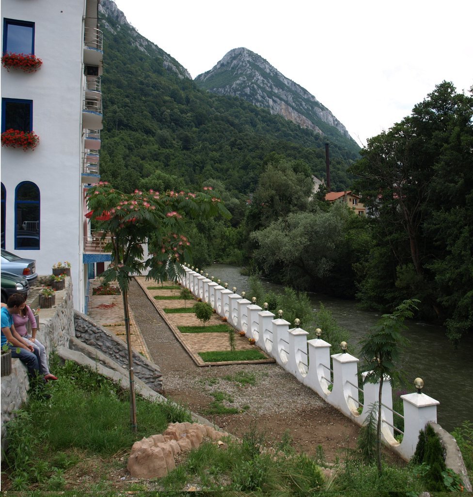 77.JPG - Kilátás a Cserna mentén.