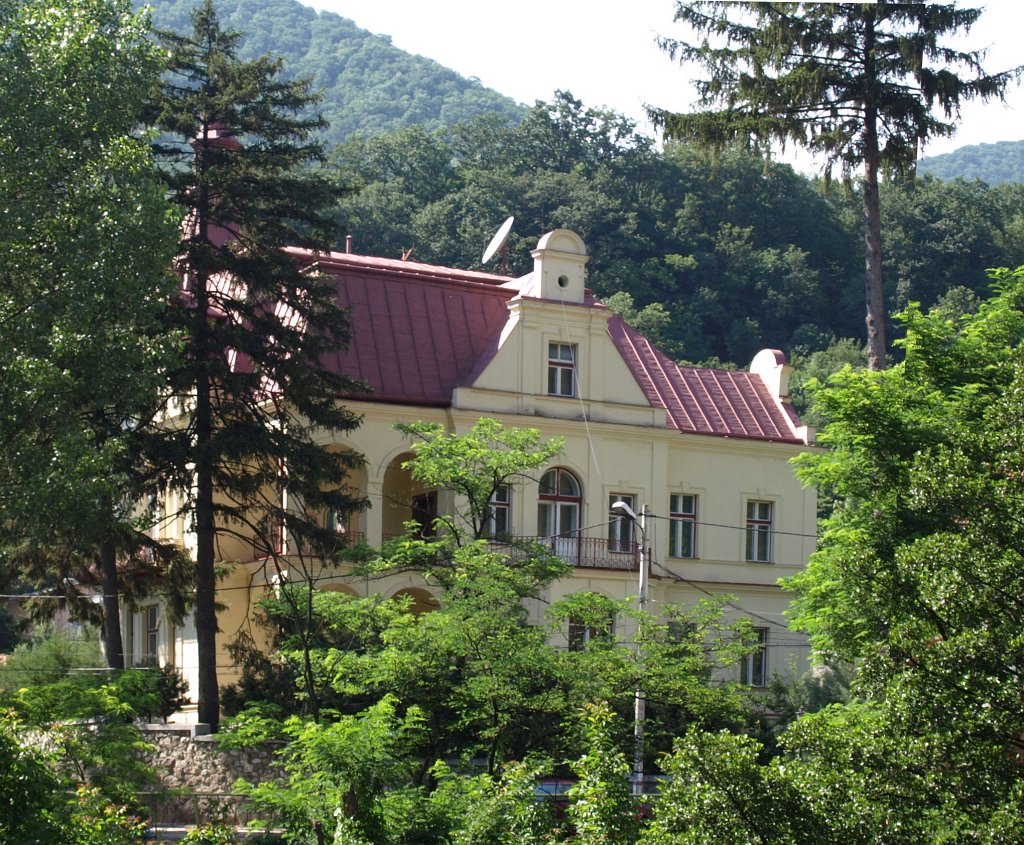 89.JPG - Ezt az épületet már felújították..